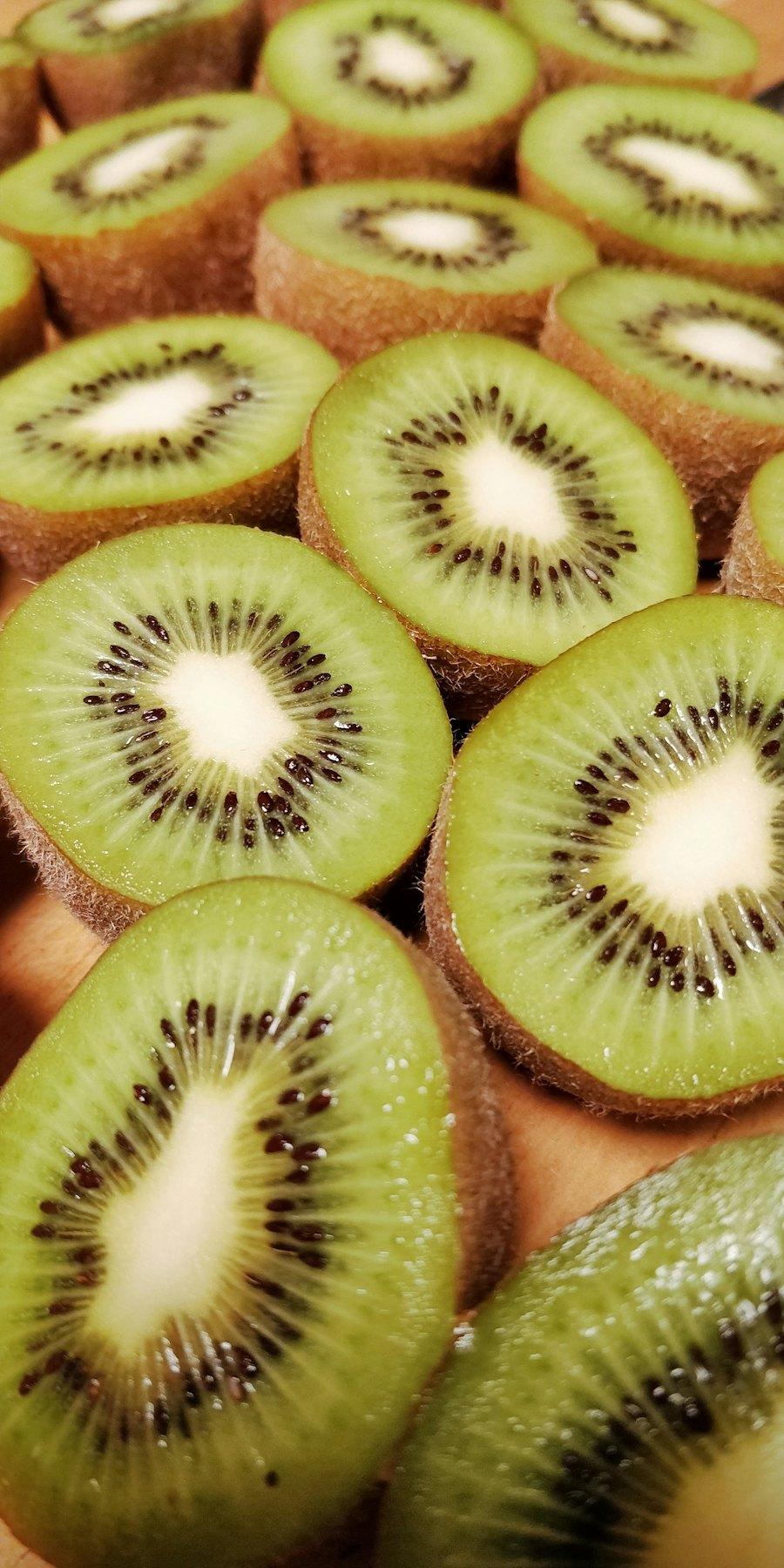 Kiwis cortados ao meio