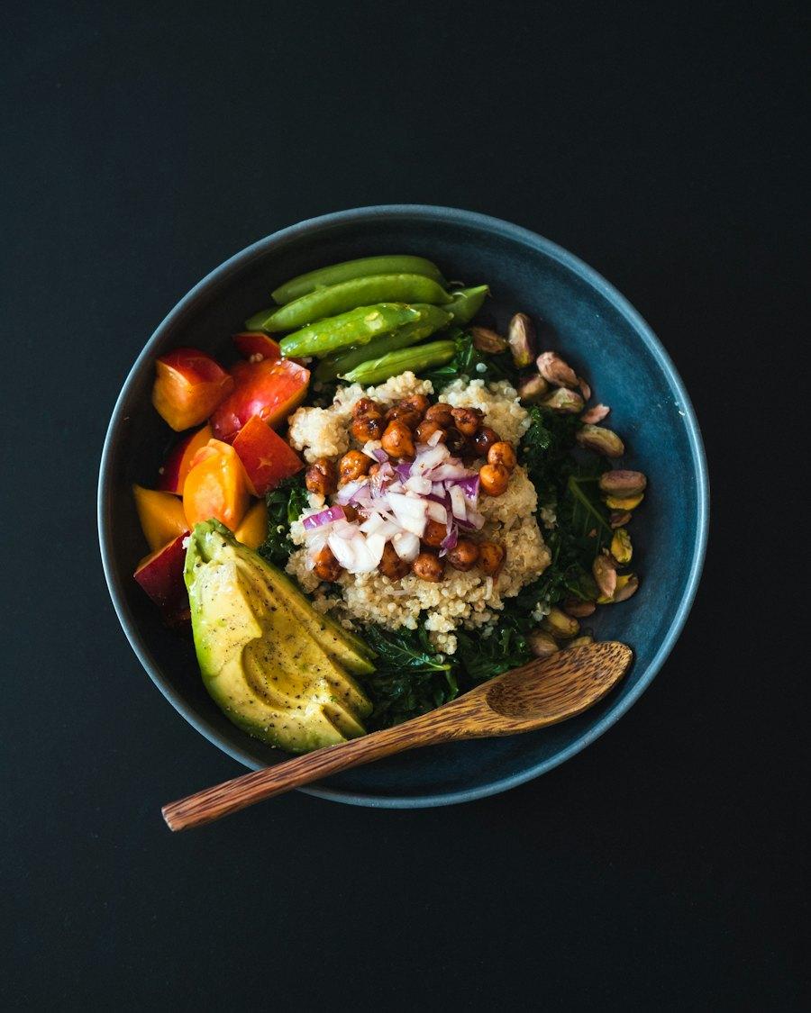 Taça de quinoa com legumes e abacate